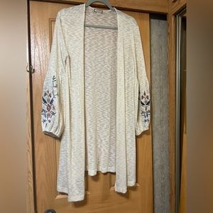 EyeShadow lightweight sweater, cream with embroidered sleeves